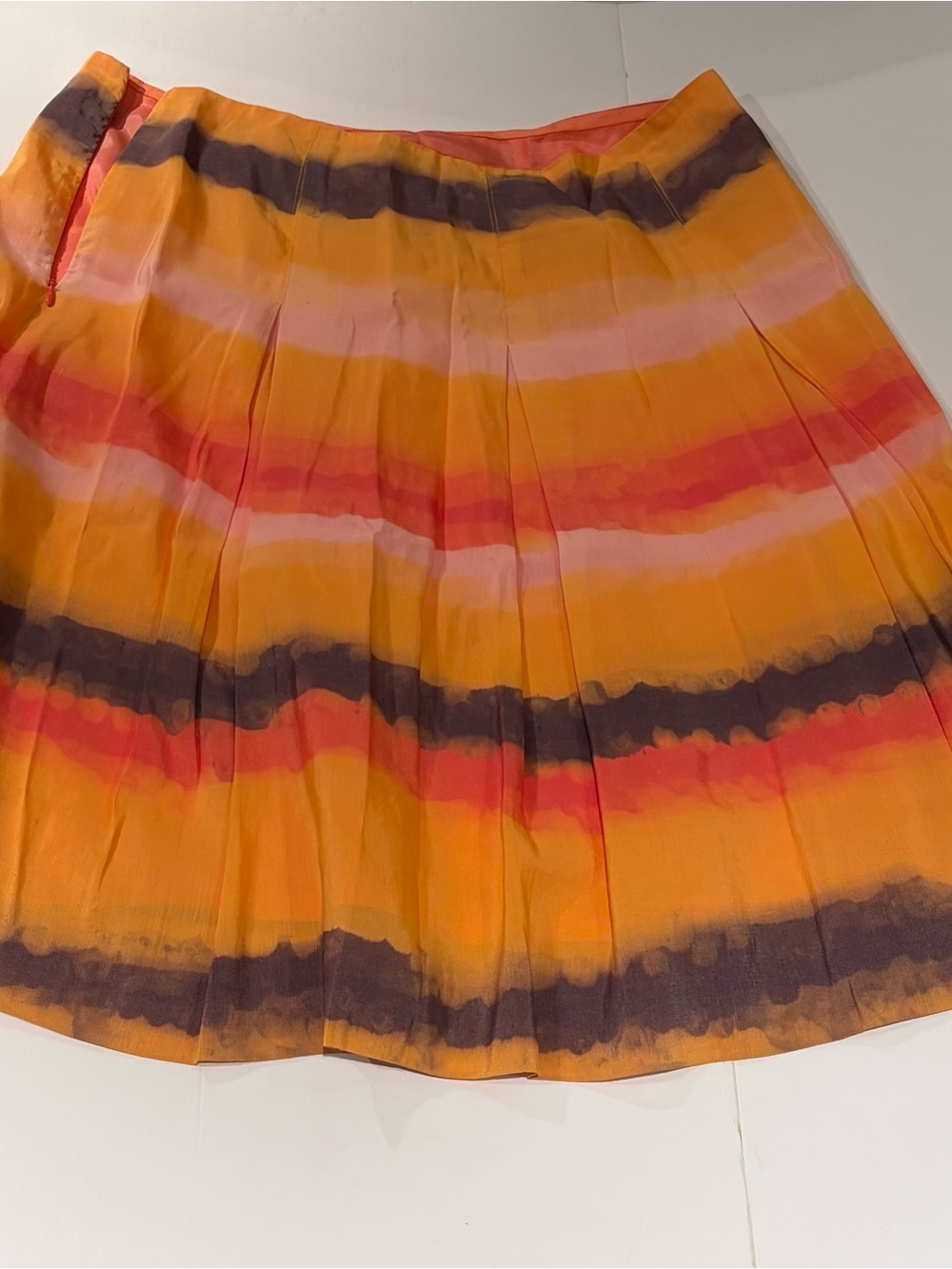 Dana Buchman size 12 lined skirt. See tag for fabric details. side zipper.